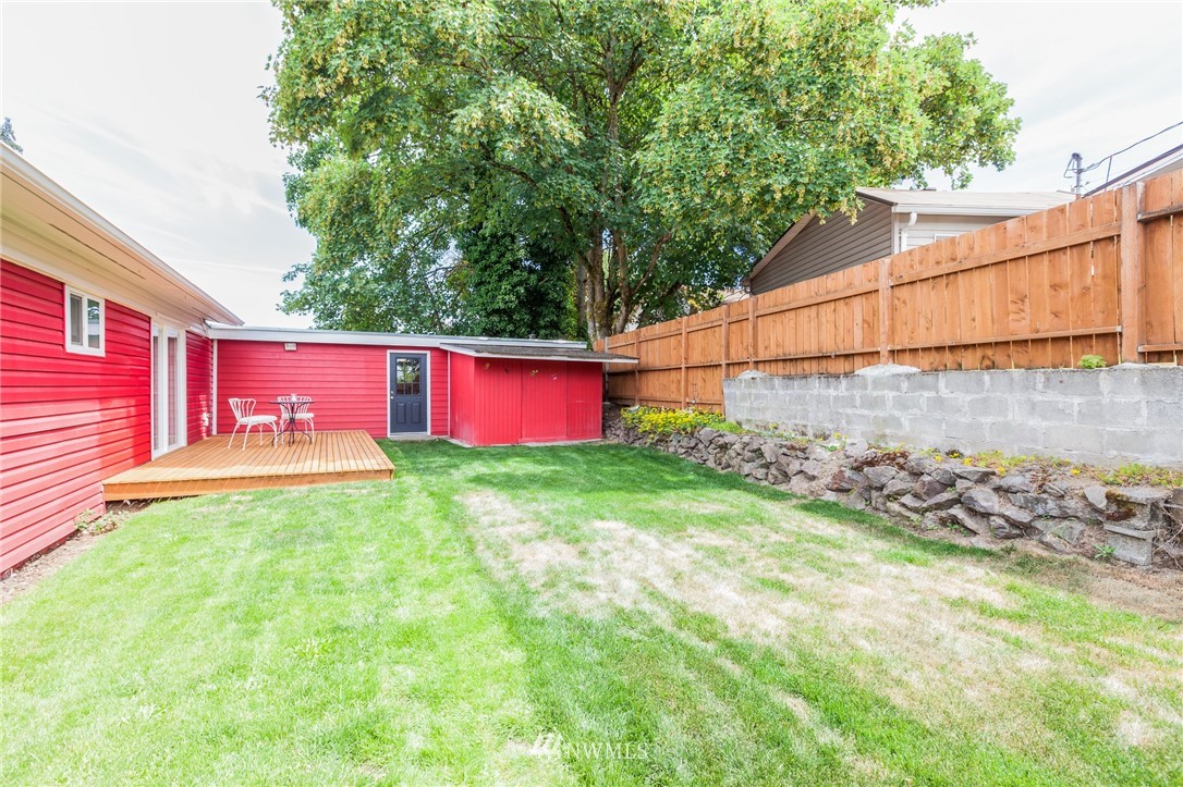 634 Ferndale Place Northeast Renton, WA 98056 - Photo 21 of 25 a view of a backyard with of a house