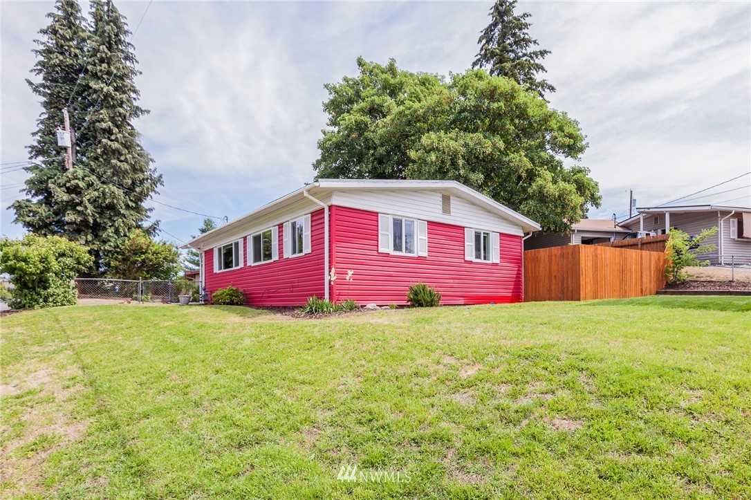 634 Ferndale Place Northeast Renton, WA 98056 - Photo 22 of 25 a view of a house with backyard