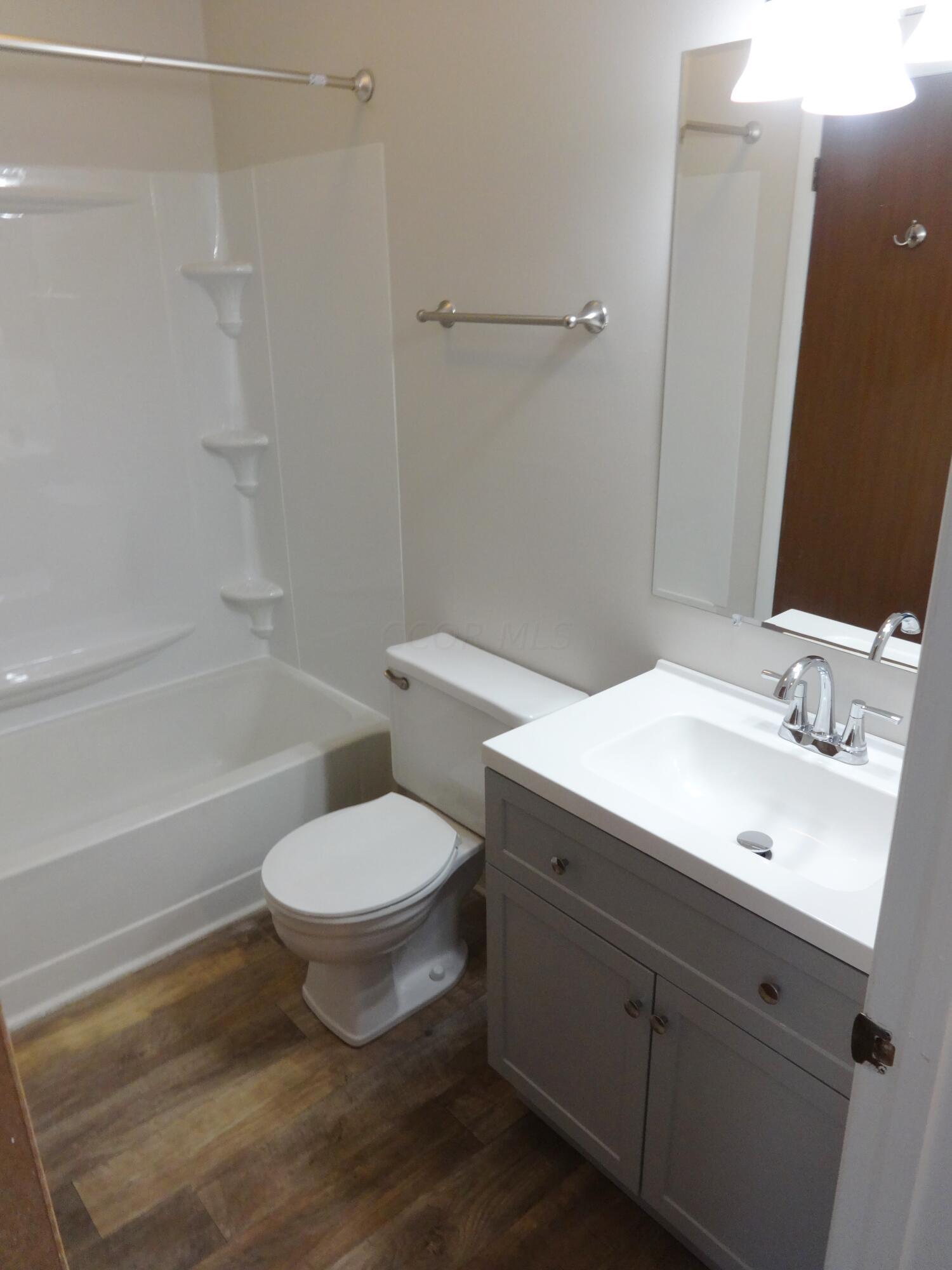 2159 Hedgerow Road, Unit 2159F Columbus, OH 43220 - Photo 15 of 23 2159 F Hedgerow Full Bath 3