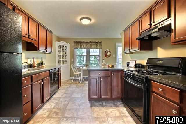 471 Locust Grove Road York, PA 17402 - Photo 6 of 24 Gallery Image 6