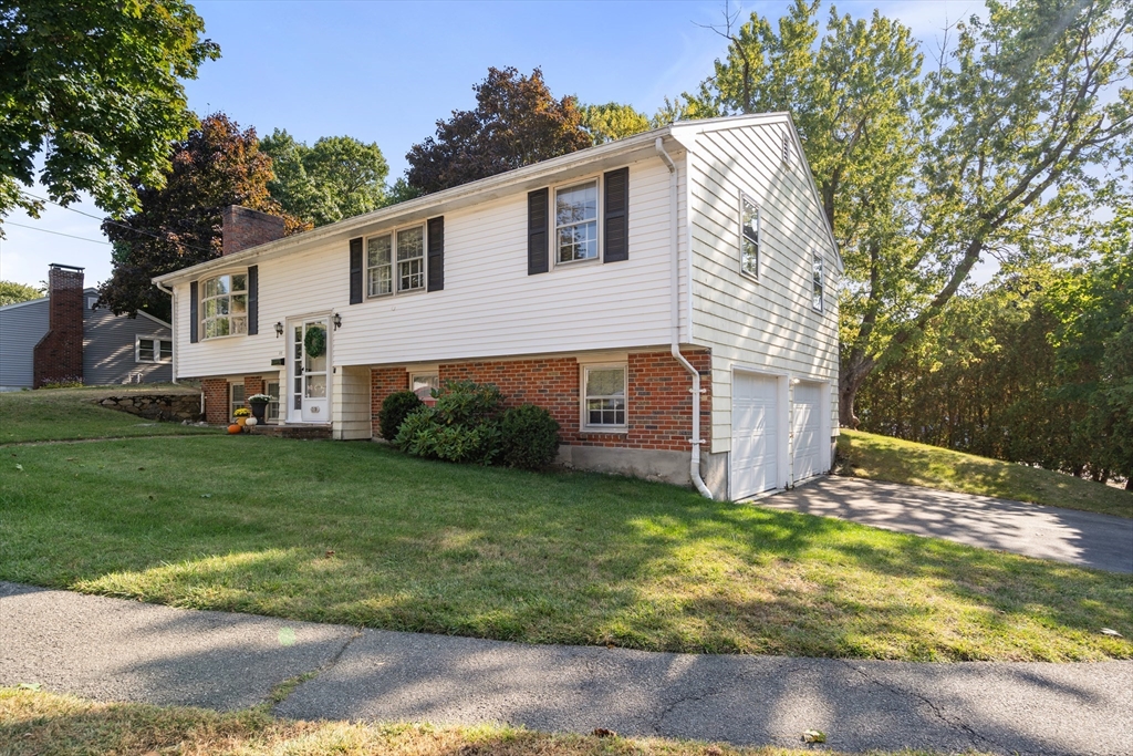 32 Oak Ridge Circle Lynn, MA 01904 - Photo 2 of 37 Gallery Image 2