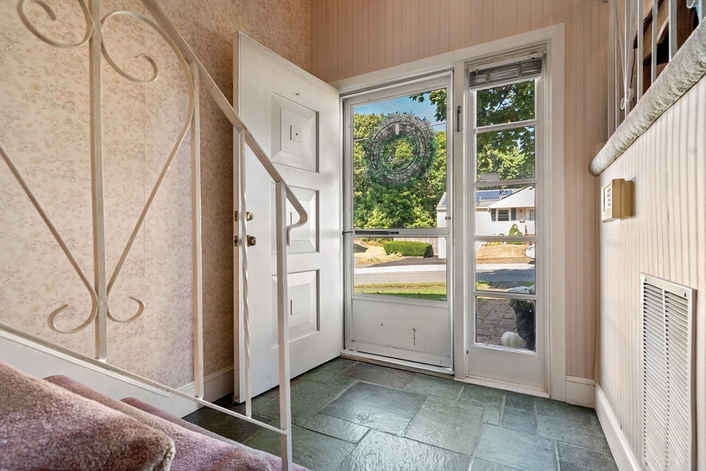 32 Oak Ridge Circle Lynn, MA 01904 - Photo 3 of 37 Gallery Image 3