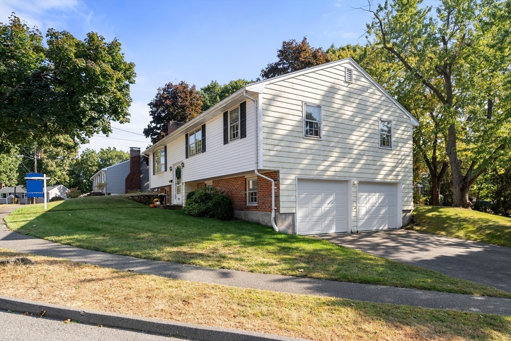 32 Oak Ridge Circle Lynn, MA 01904 - Photo 4 of 37 Gallery Image 4