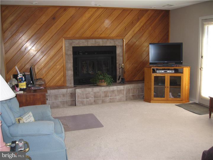 507 Flora Circle Springfield, PA 19064 - Photo 21 of 25 Family Room