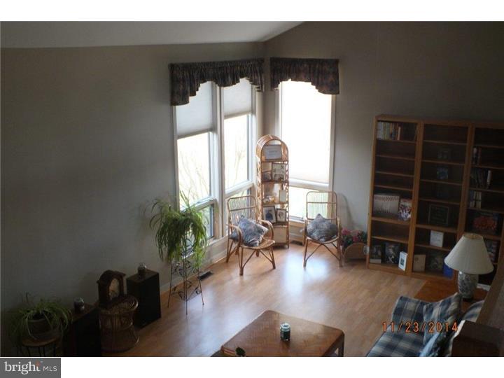 507 Flora Circle Springfield, PA 19064 - Photo 4 of 25 Living Room