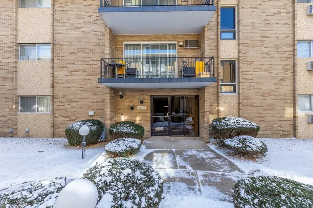 $169,000 | 10117 South Cicero Avenue, Unit 206, Oak Lawn, IL 60453