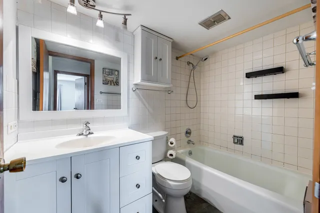 $169,000 | 10117 South Cicero Avenue, Unit 206, Oak Lawn, IL 60453