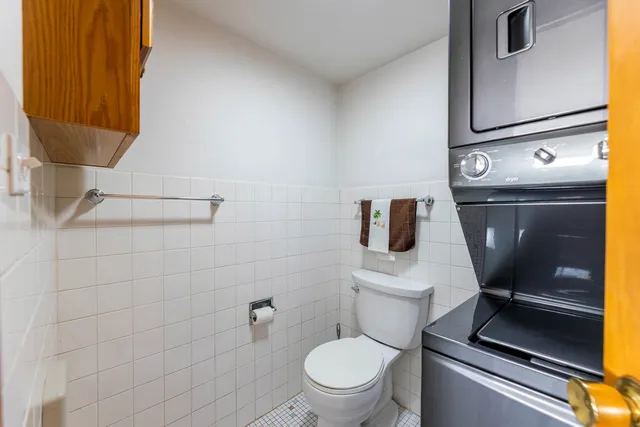 $169,000 | 10117 South Cicero Avenue, Unit 206, Oak Lawn, IL 60453