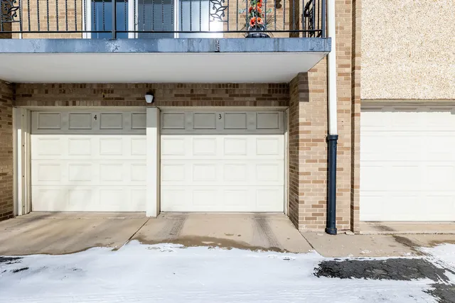 $169,000 | 10117 South Cicero Avenue, Unit 206, Oak Lawn, IL 60453