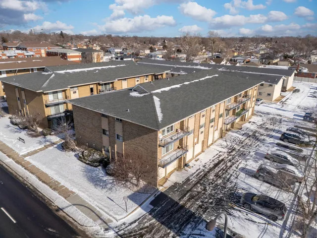 $169,000 | 10117 South Cicero Avenue, Unit 206, Oak Lawn, IL 60453