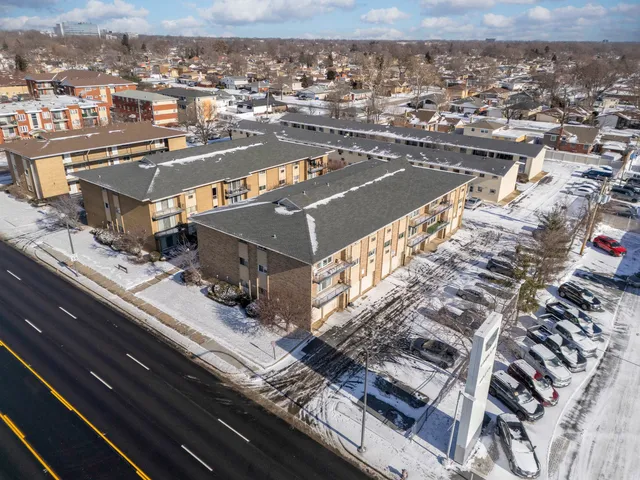 $169,000 | 10117 South Cicero Avenue, Unit 206, Oak Lawn, IL 60453