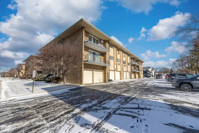 $169,000 | 10117 South Cicero Avenue, Unit 206, Oak Lawn, IL 60453