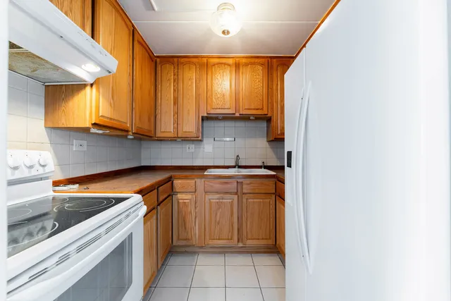 $169,000 | 10117 South Cicero Avenue, Unit 206, Oak Lawn, IL 60453