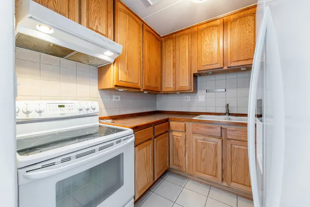 $169,000 | 10117 South Cicero Avenue, Unit 206, Oak Lawn, IL 60453