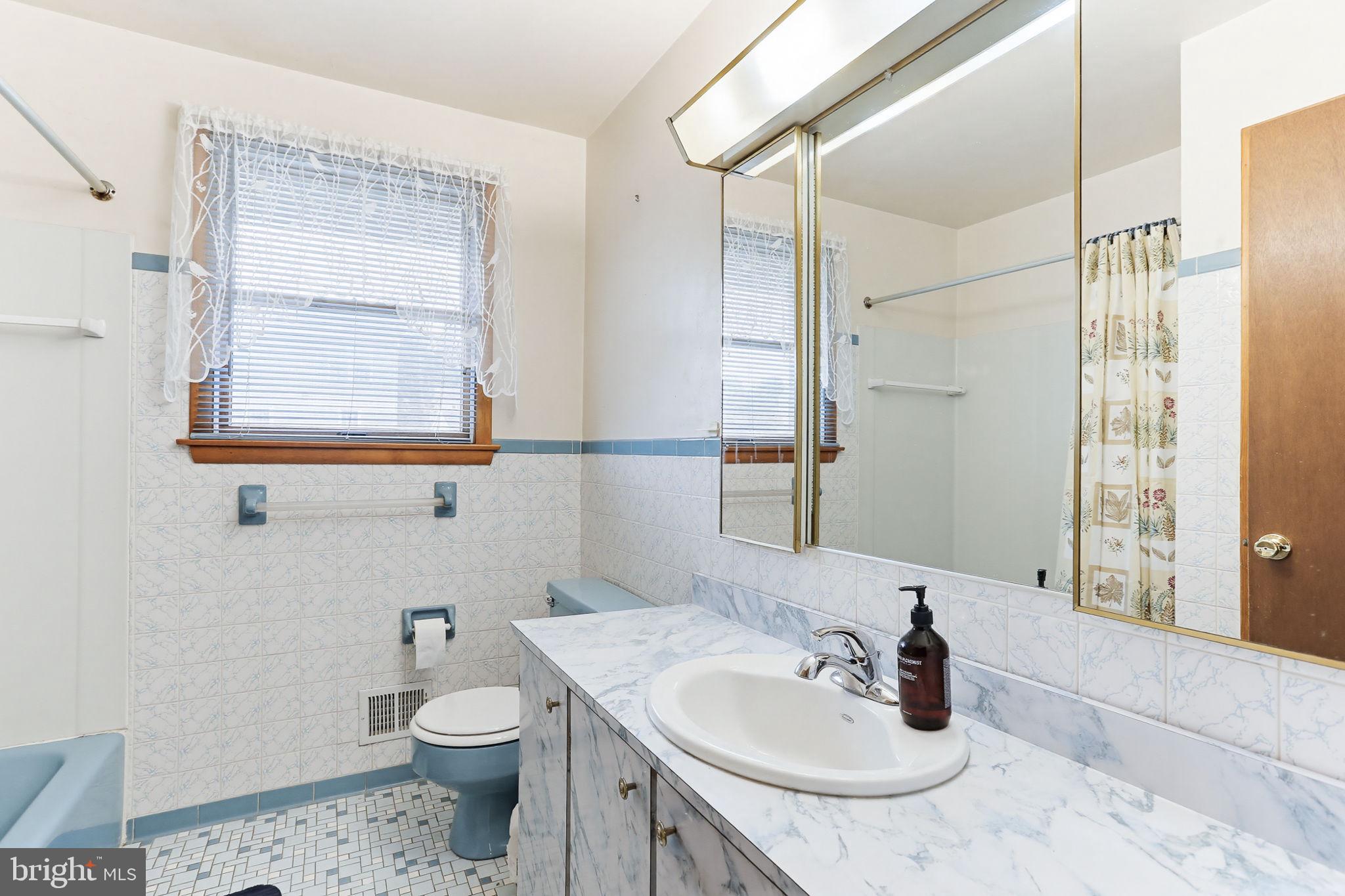 9301 Gardenia Road Baltimore, MD 21236 - Photo 19 of 37 a bathroom with a sink toilet and shower