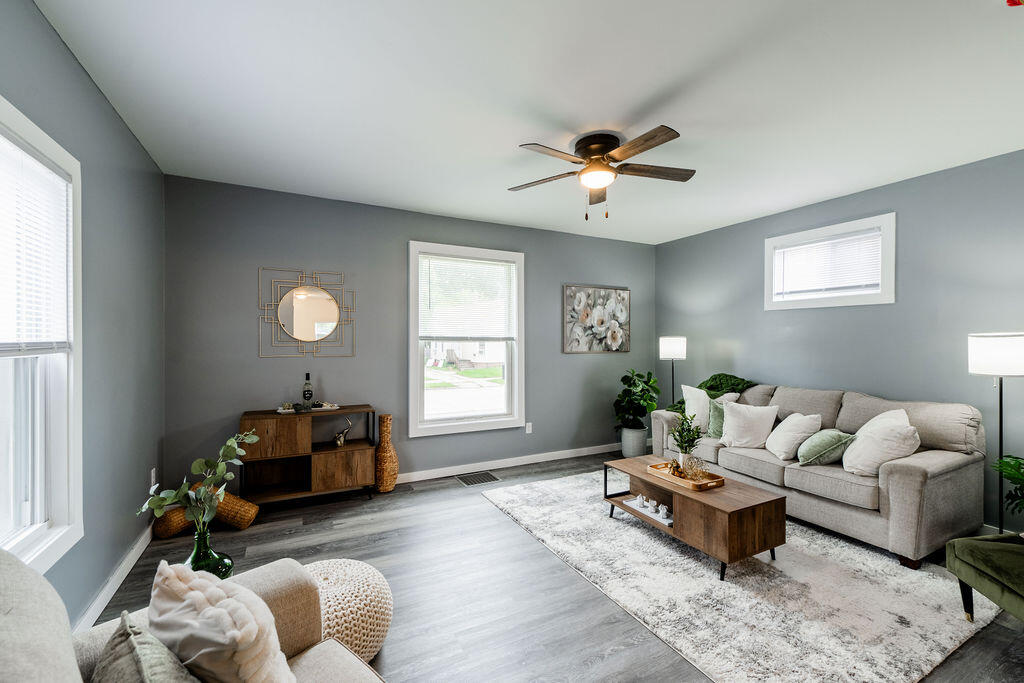 1721 St Clair Street Racine, WI 53402 - Photo 4 of 16 Living Room