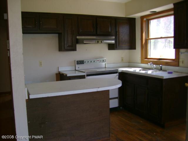 1213 Winchester Way Bushkill, PA 18324 - Photo 2 of 9 Kitchen
