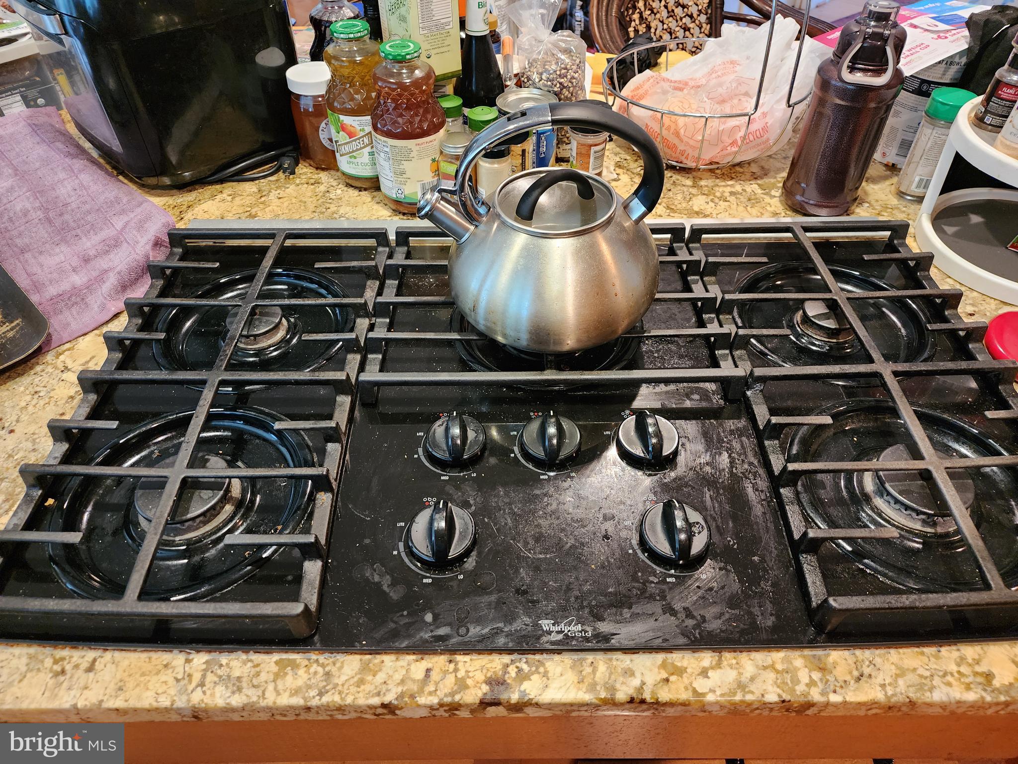 9815 Oxbridge Way Bowie, MD 20721 - Photo 13 of 28 a kitchen with a stove and a microwave