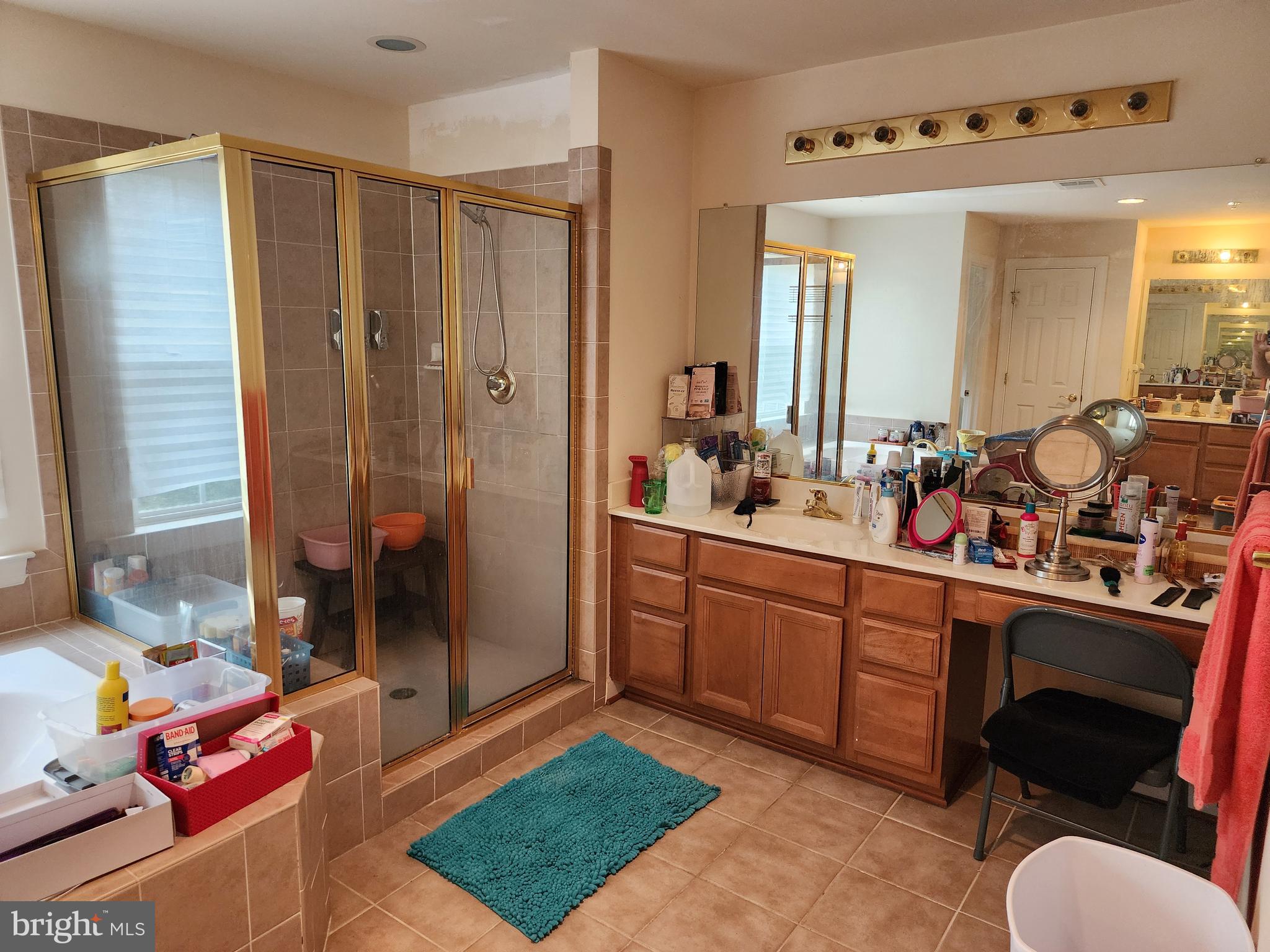 9815 Oxbridge Way Bowie, MD 20721 - Photo 20 of 28 a room with furniture a chandelier a mirror and a sink