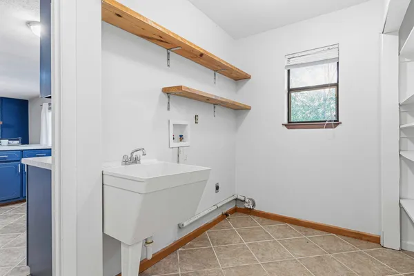 a view of utility room