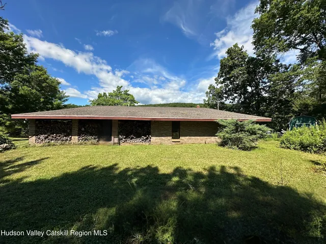 a view of a backyard