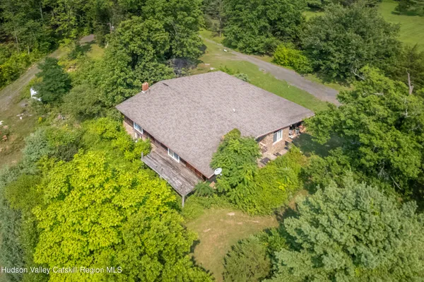 a view of a backyard
