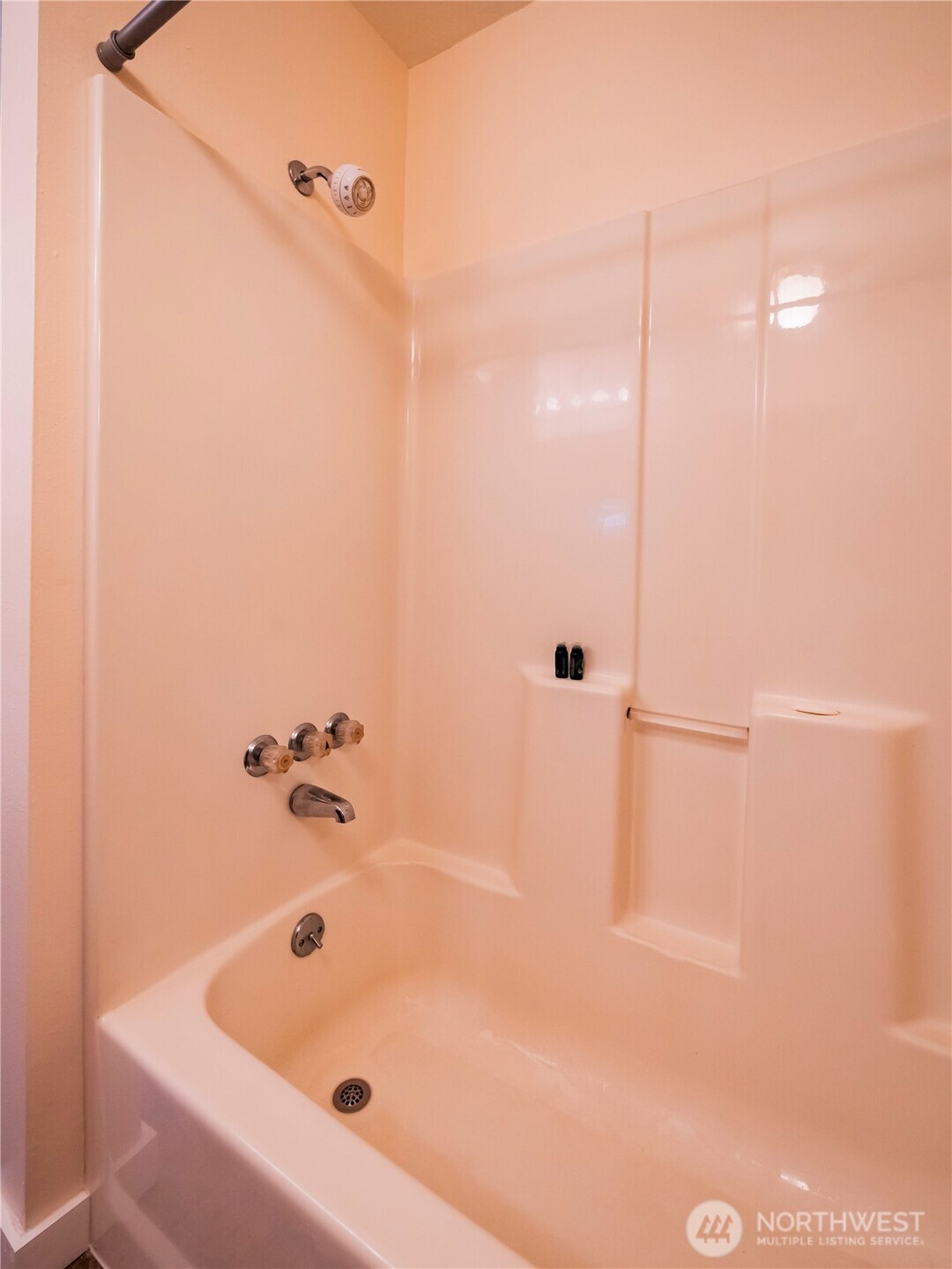 500 Mill Creek Road Southeast Shelton, WA 98584 - Photo 28 of 39 a bathroom with a bathtub