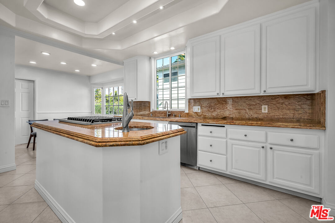 10810 Rochester Avenue Los Angeles, CA 90024 - Photo 7 of 33