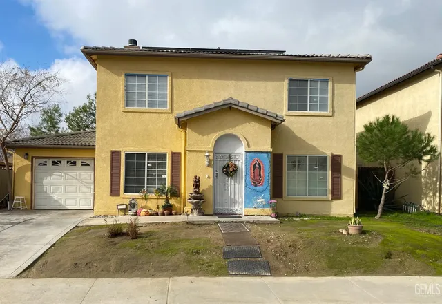 a front view of house with yard