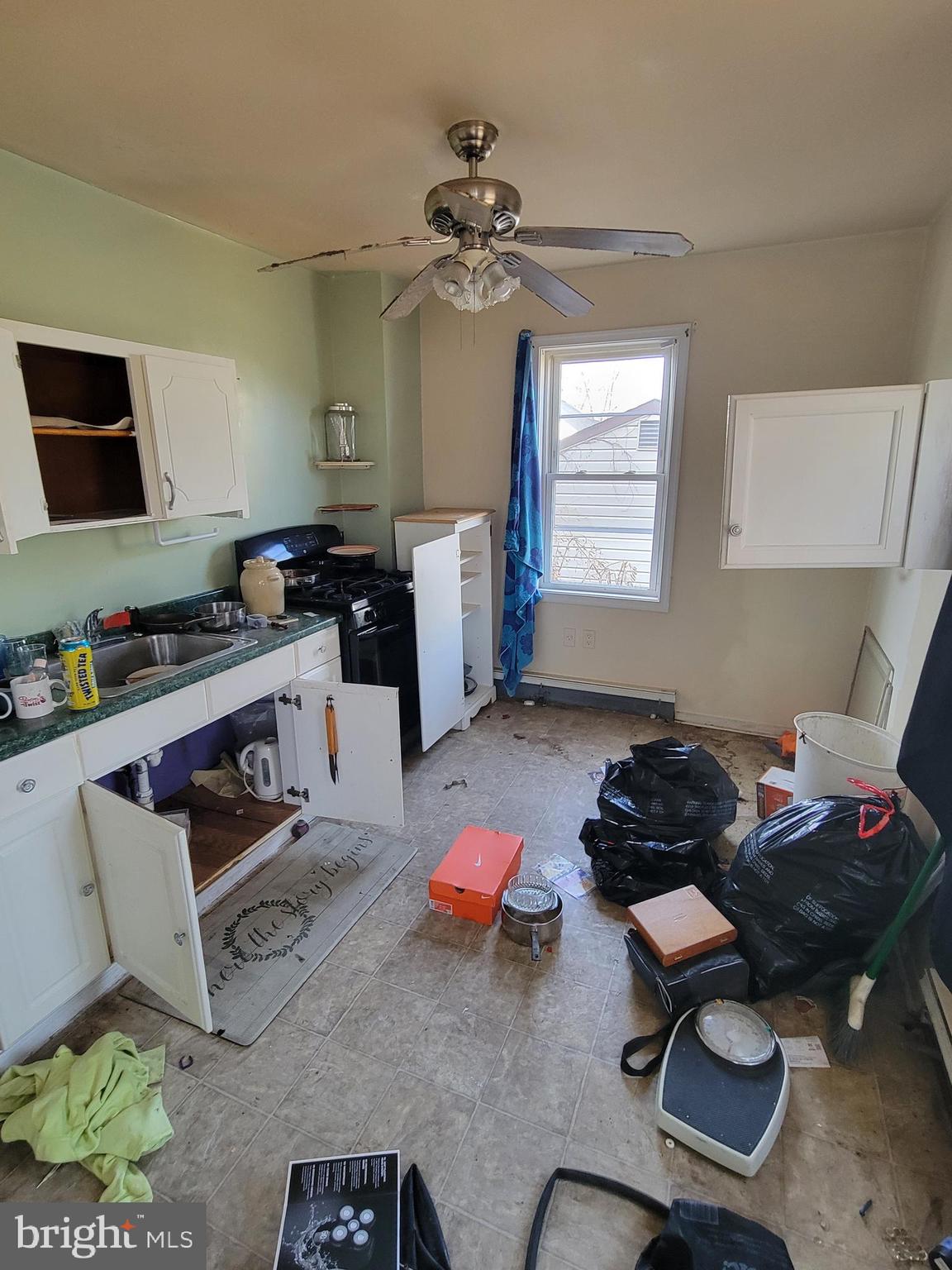 811 Washington Avenue Croydon, PA 19021 - Photo 15 of 35 a living room with furniture and a flat screen tv