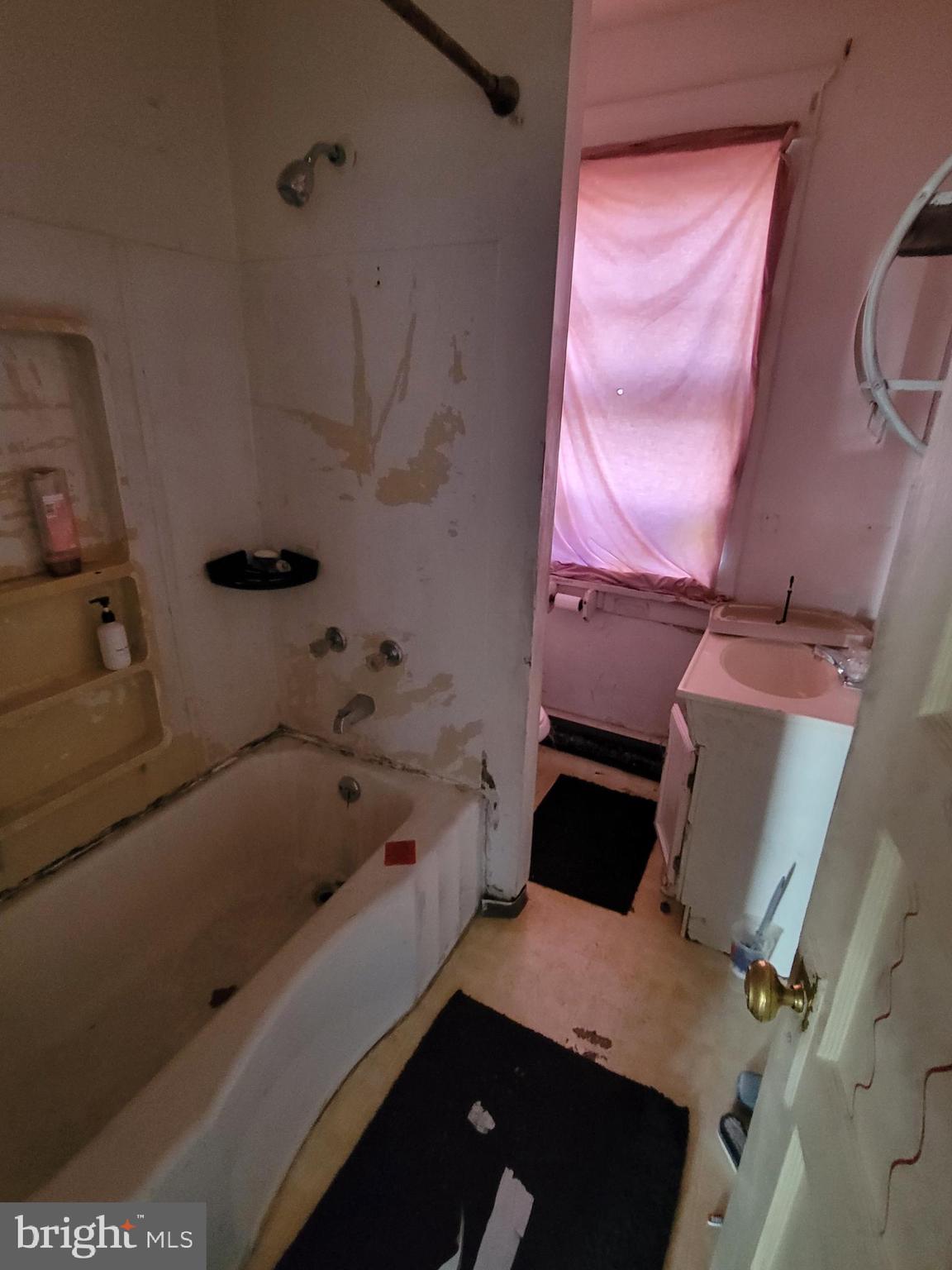 811 Washington Avenue Croydon, PA 19021 - Photo 20 of 35 a bathroom with a bathtub and sink