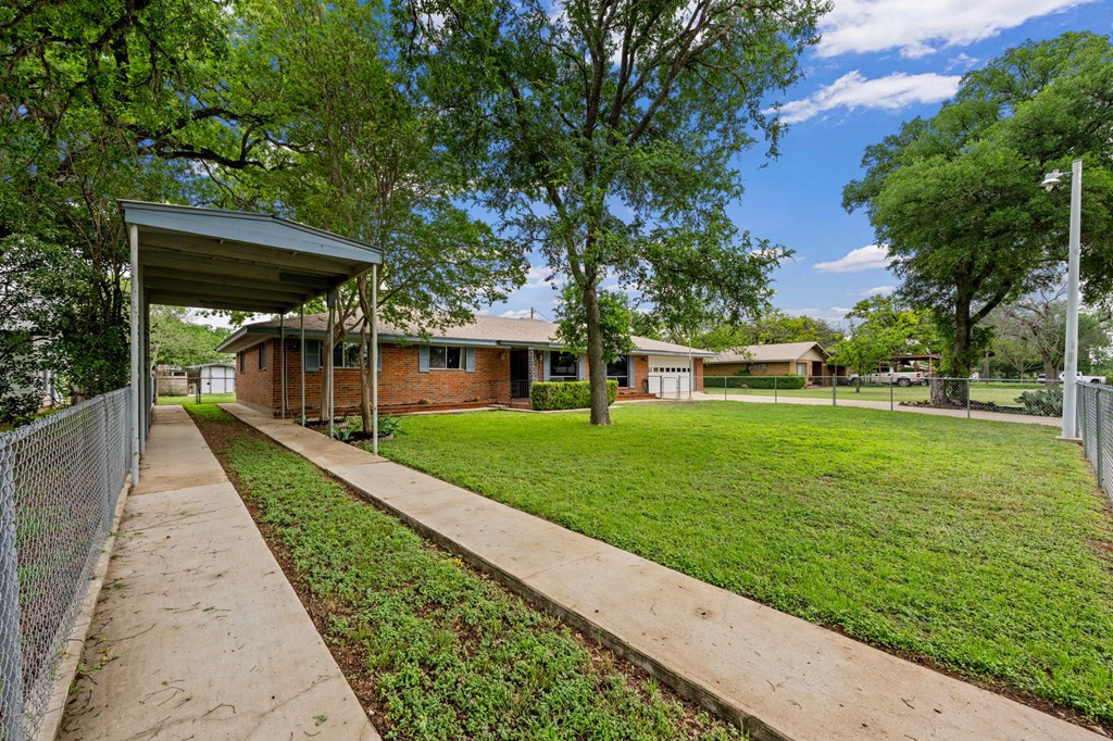 133 Oak Way Kerrville, TX 78028 - Photo 4 of 26 a view of a house with a yard