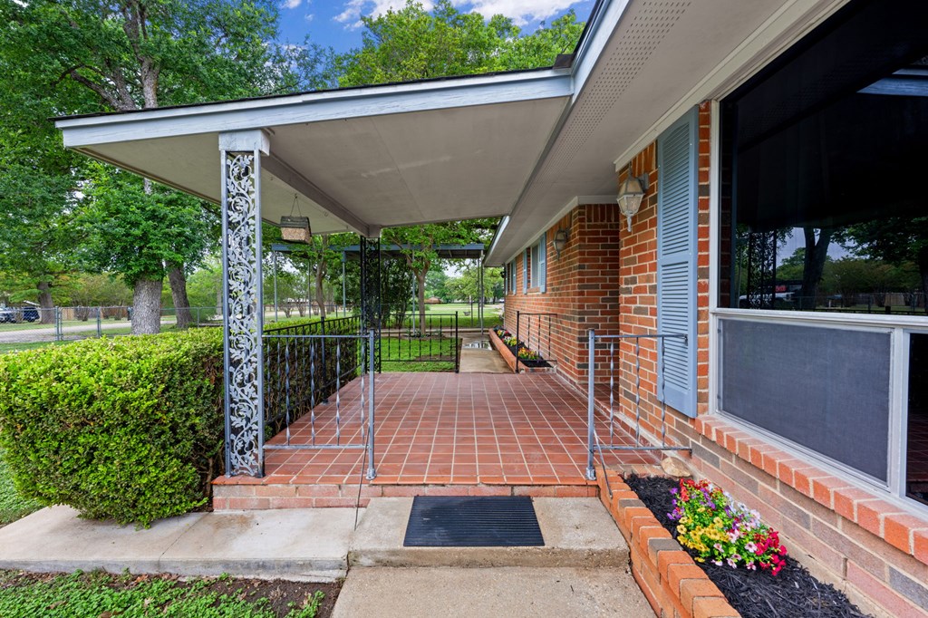 133 Oak Way Kerrville, TX 78028 - Photo 5 of 26 a view of a backyard with garden