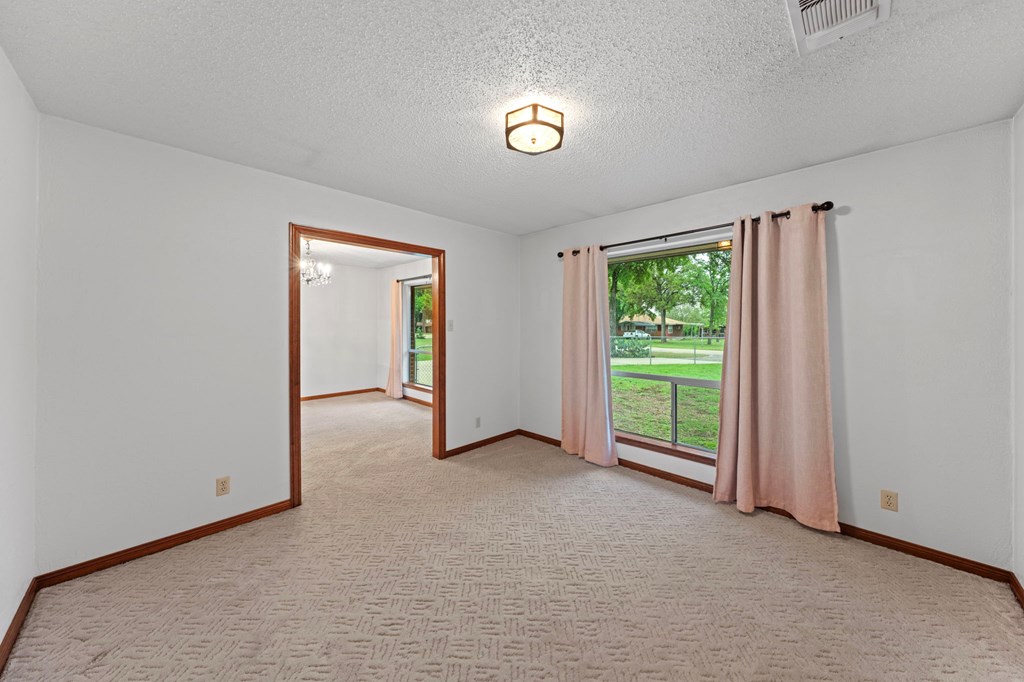 133 Oak Way Kerrville, TX 78028 - Photo 8 of 26 an empty room with windows and closet