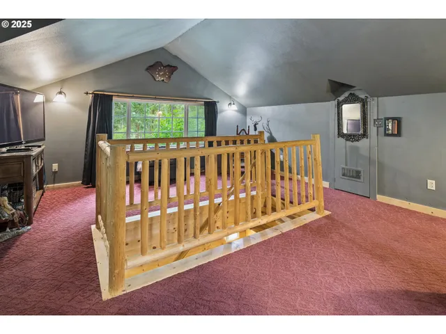 a view of entryway with a yard