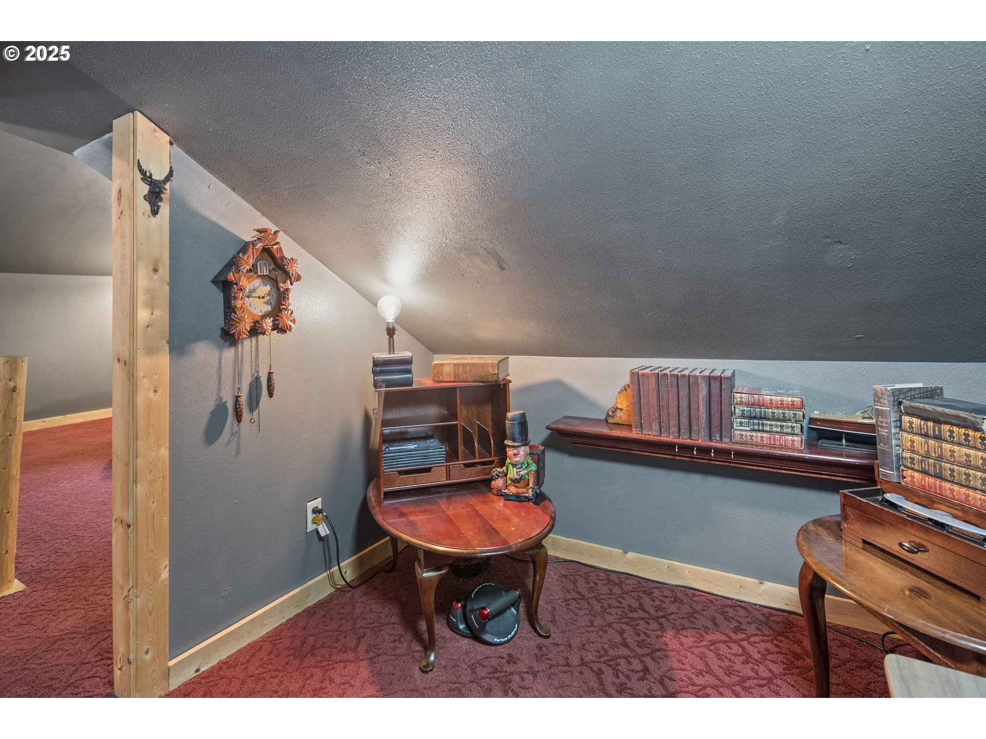 27172 East Marion Road Rhododendron, OR 97049 - Photo 25 of 48 a room with furniture and window