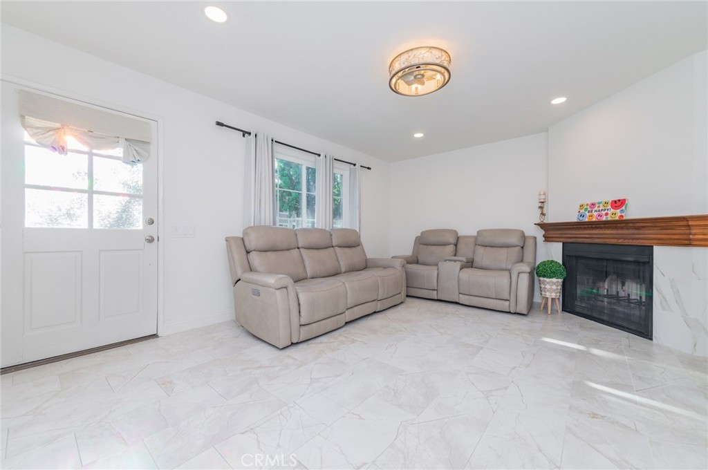 7 Fairside Irvine, CA 92614 - Photo 3 of 28