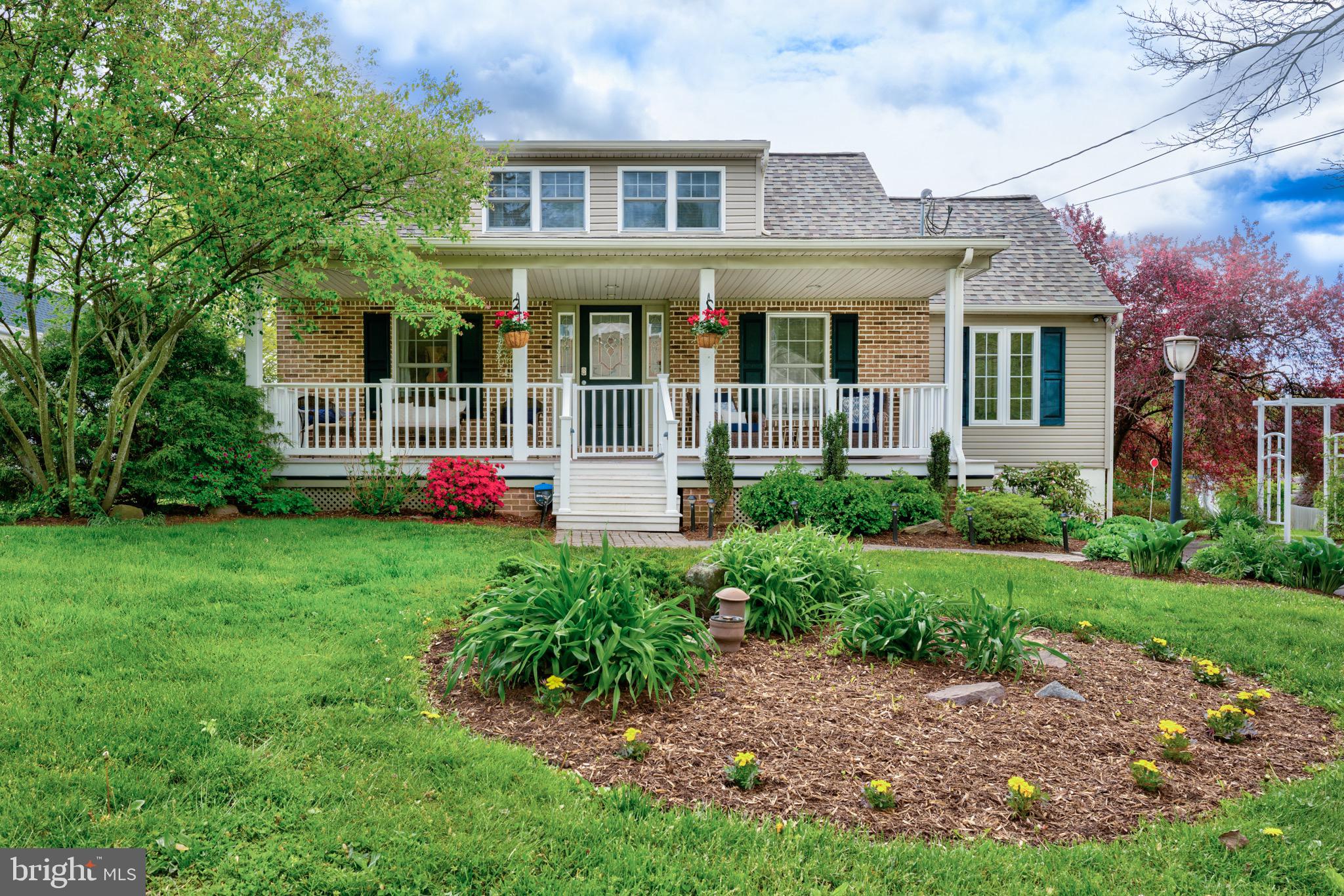 Cape-tastic Home on Hilltop!