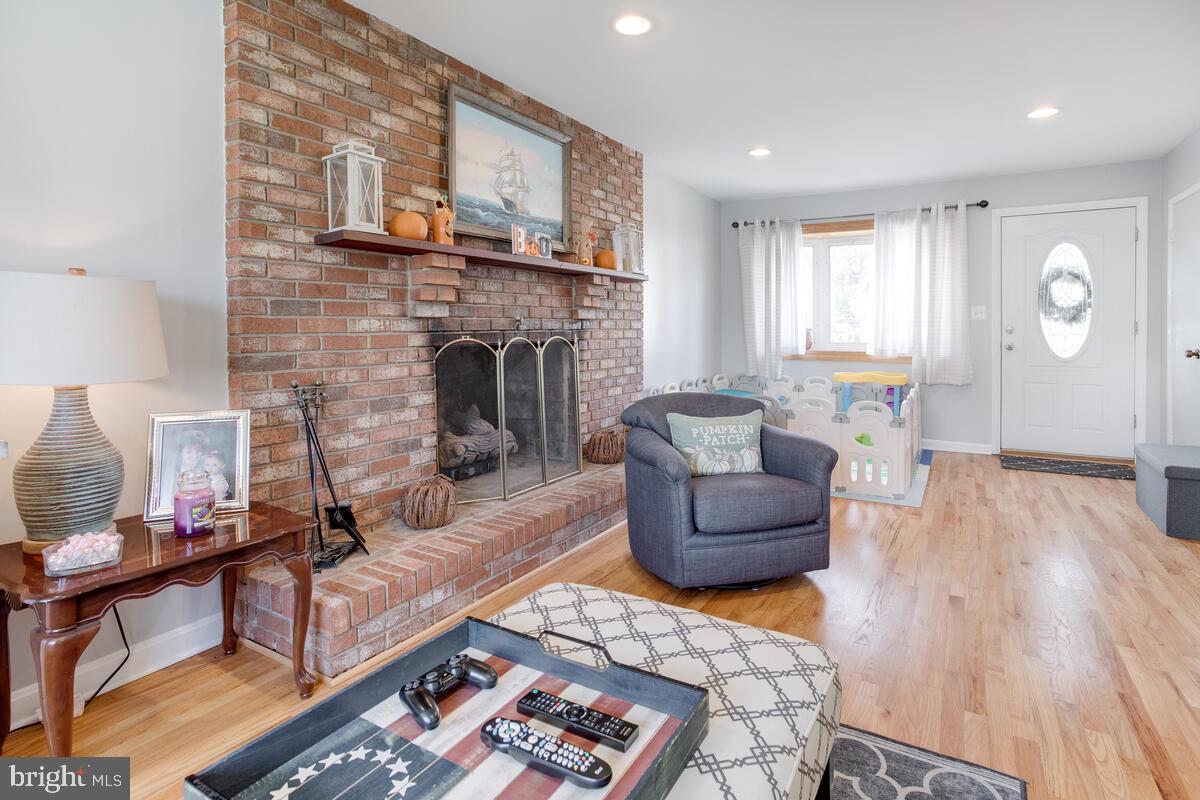 511 Cheddington Road Linthicum, MD 21090 - Photo 12 of 39 Living Room