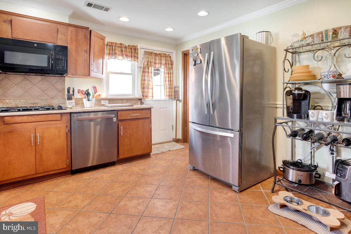 511 Cheddington Road Linthicum, MD 21090 - Photo 15 of 39 Ceramic tile floor
