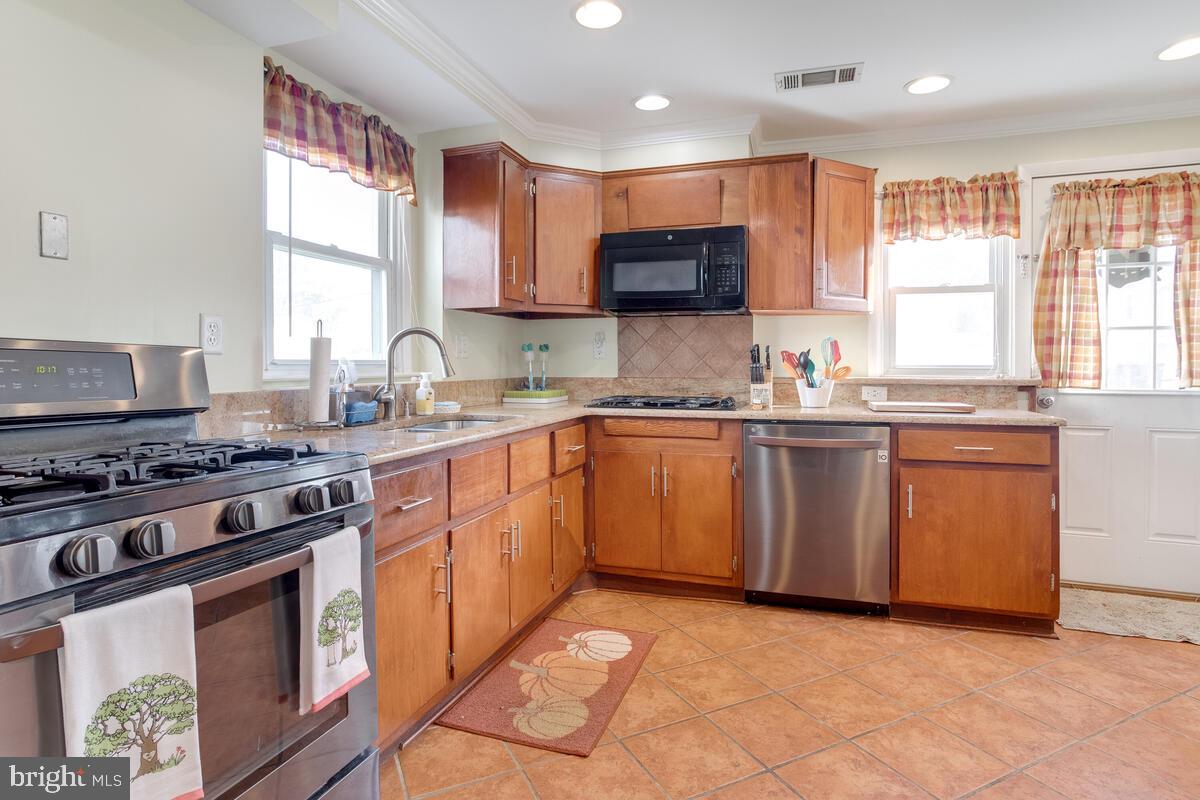 511 Cheddington Road Linthicum, MD 21090 - Photo 17 of 39 Stainless Steel Appliances