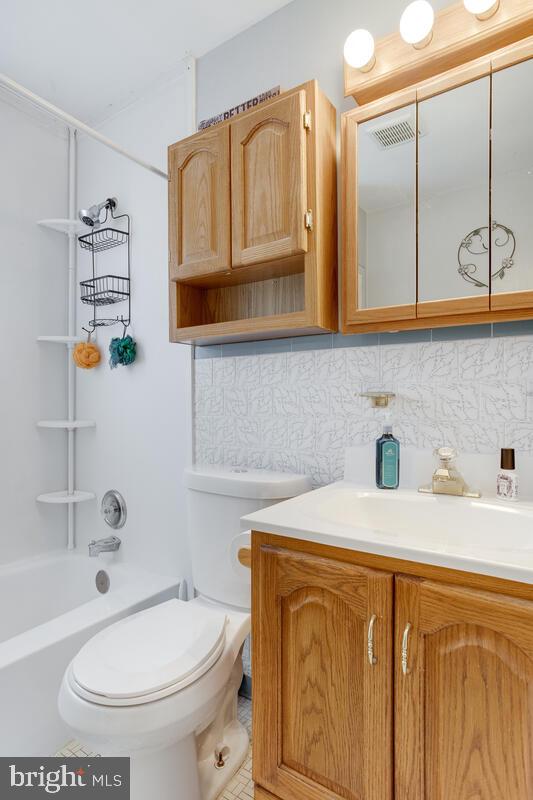 511 Cheddington Road Linthicum, MD 21090 - Photo 29 of 39 Main Bathroom with Oak Vanity & Cabinets