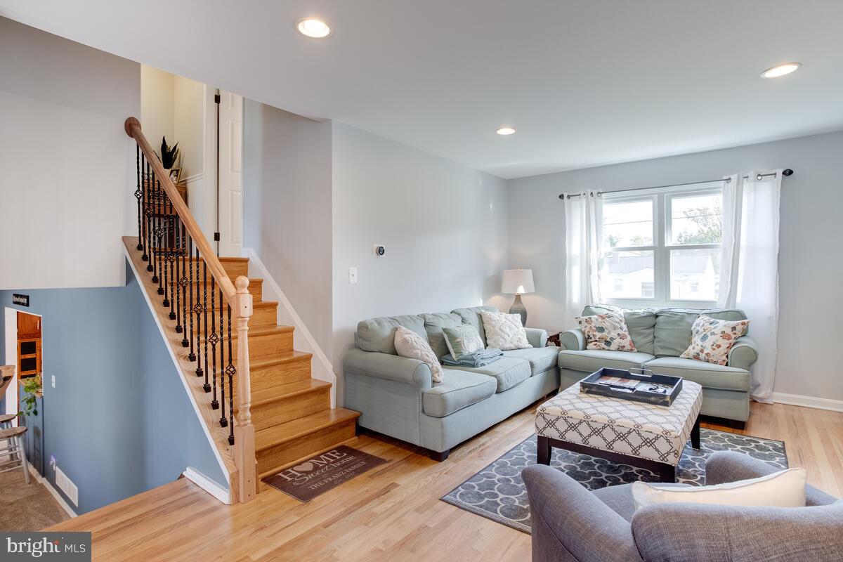 511 Cheddington Road Linthicum, MD 21090 - Photo 10 of 39 NEW Oak & wrought iron banister