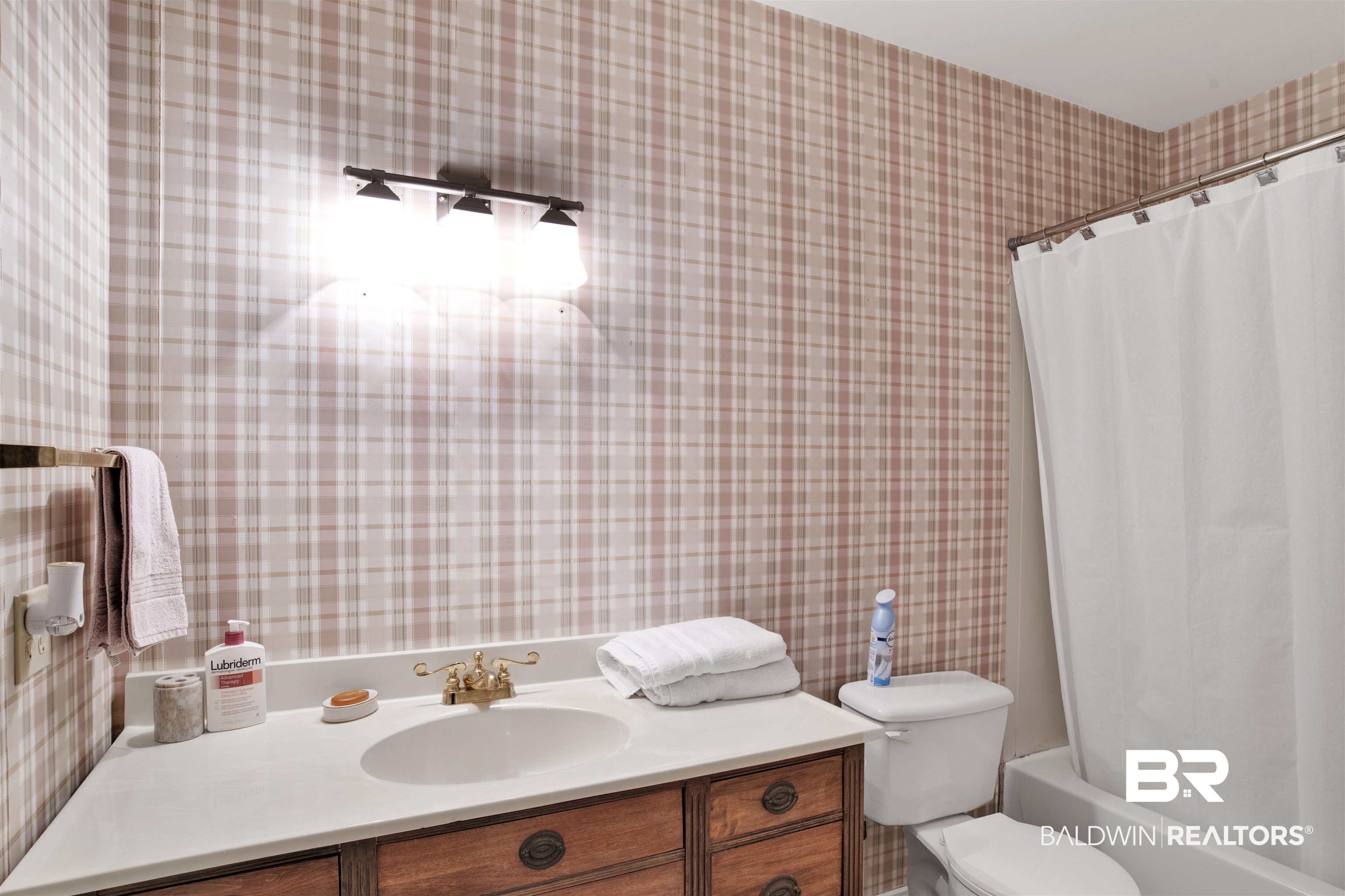 7641 Hitt Road Mobile, AL 36695 - Photo 27 of 29 Full bathroom featuring shower / bathtub combination with curtain, toilet, and vanity
