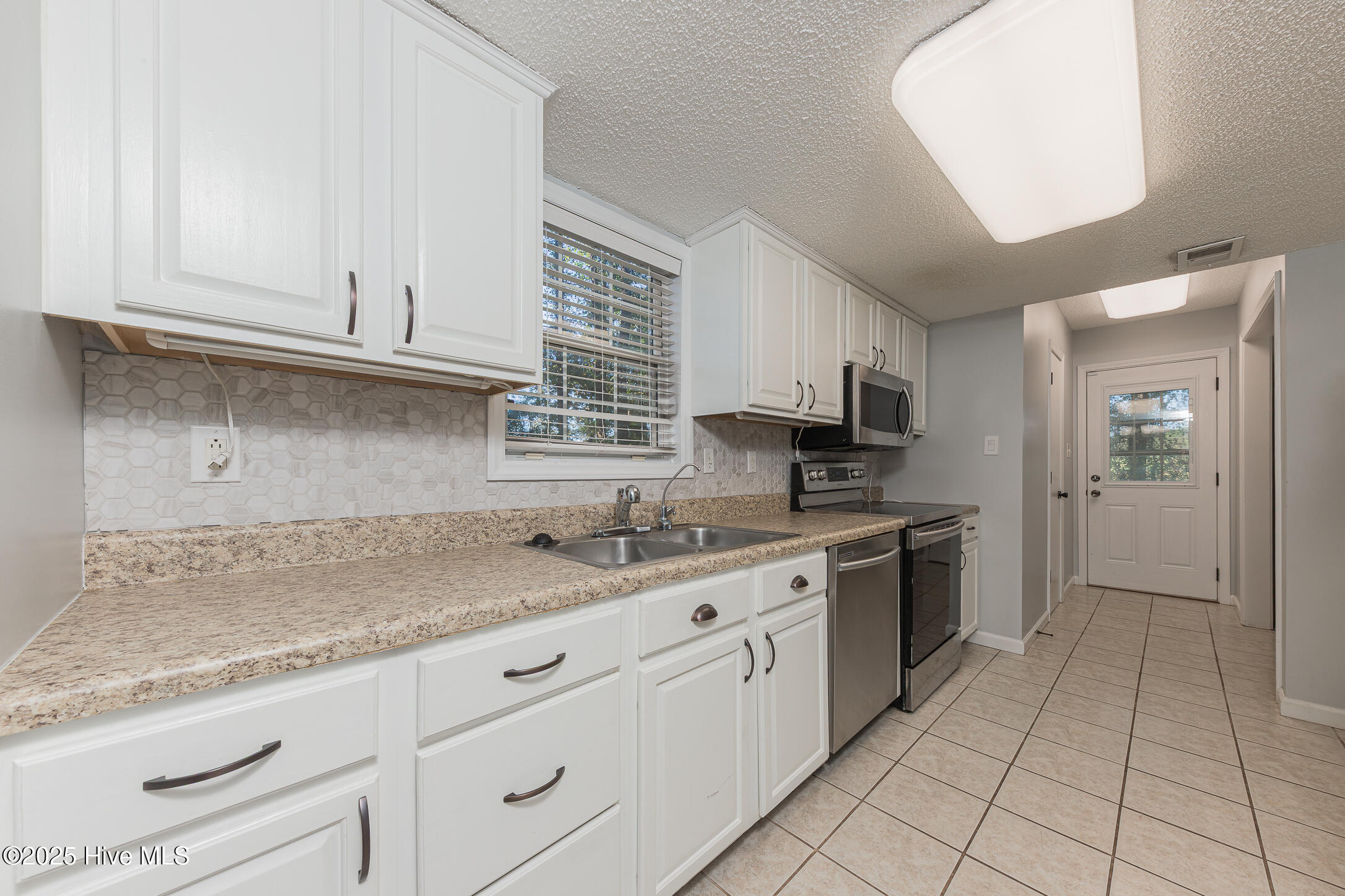 353 Potters Hill Road Richlands, NC 28574 - Photo 10 of 32 25KITCHEN
