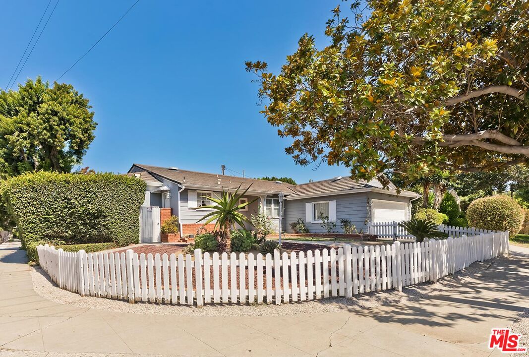 11637 Charnock Road Los Angeles, CA 90066 - Photo 7 of 28 Gallery Image 7