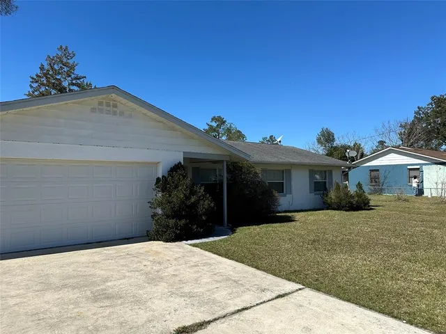 a view of a house with a yard
