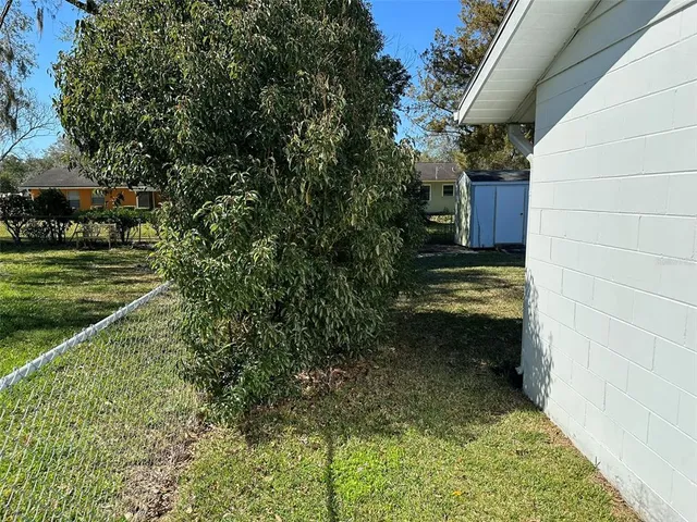 a view of a back yard of the house and green space
