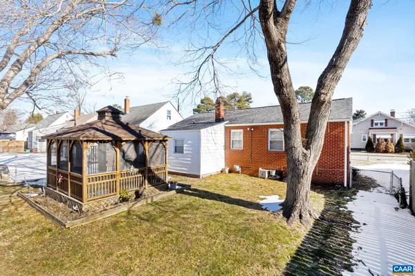 a view of a backyard