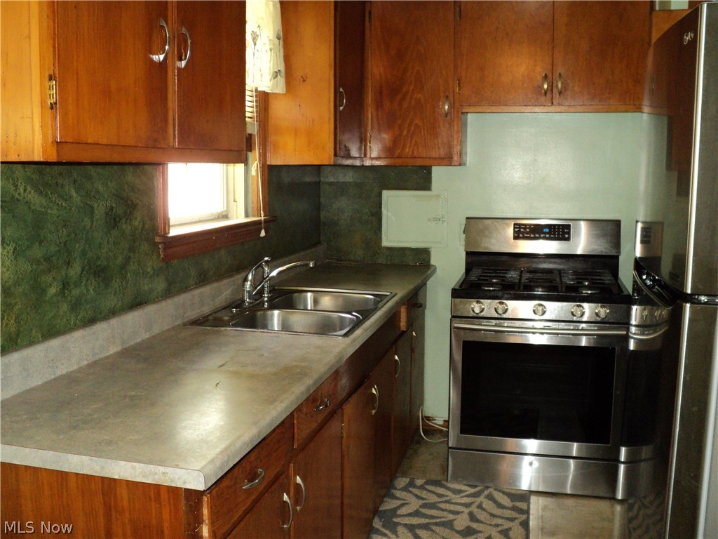 2243 Green Road Cleveland, OH 44121 - Photo 8 of 11